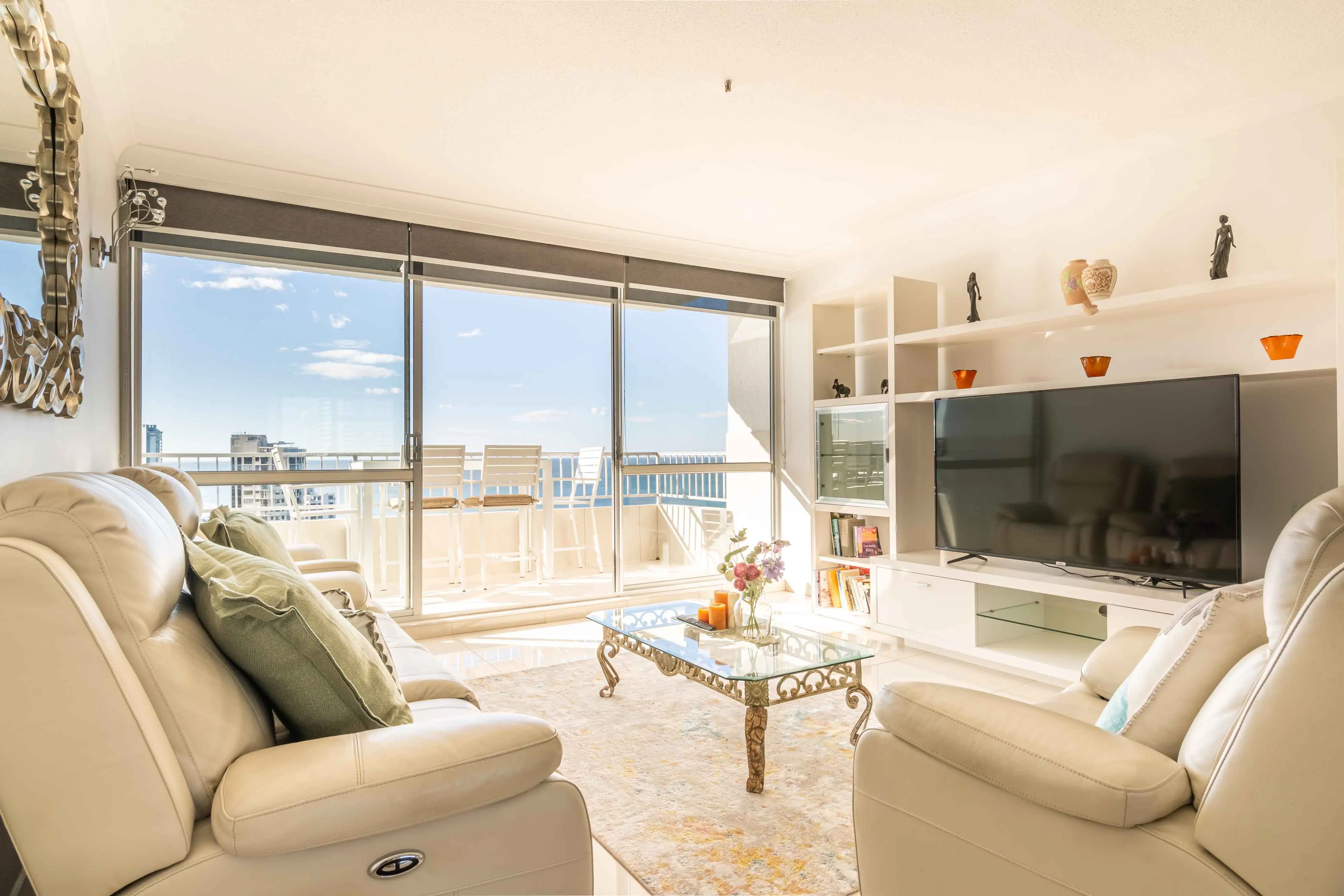 Glamorous 2BD Escape, Breathtaking Panoramic Views - Image 2