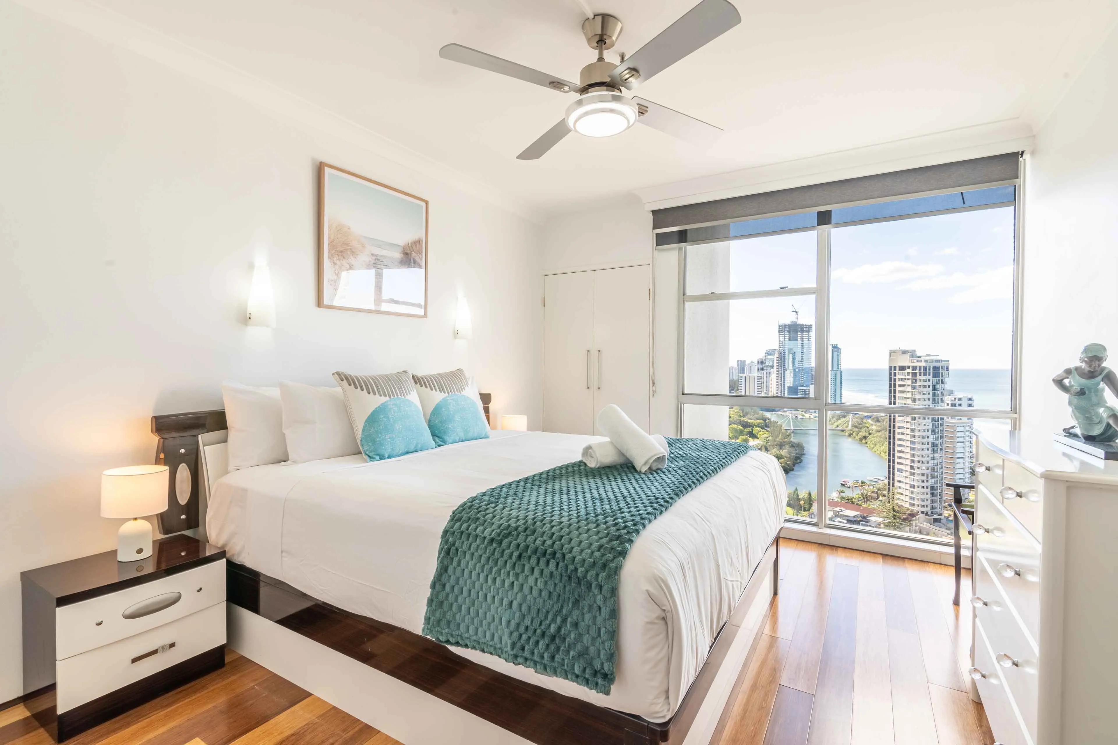 Glamorous 2BD Escape, Breathtaking Panoramic Views - Image 3