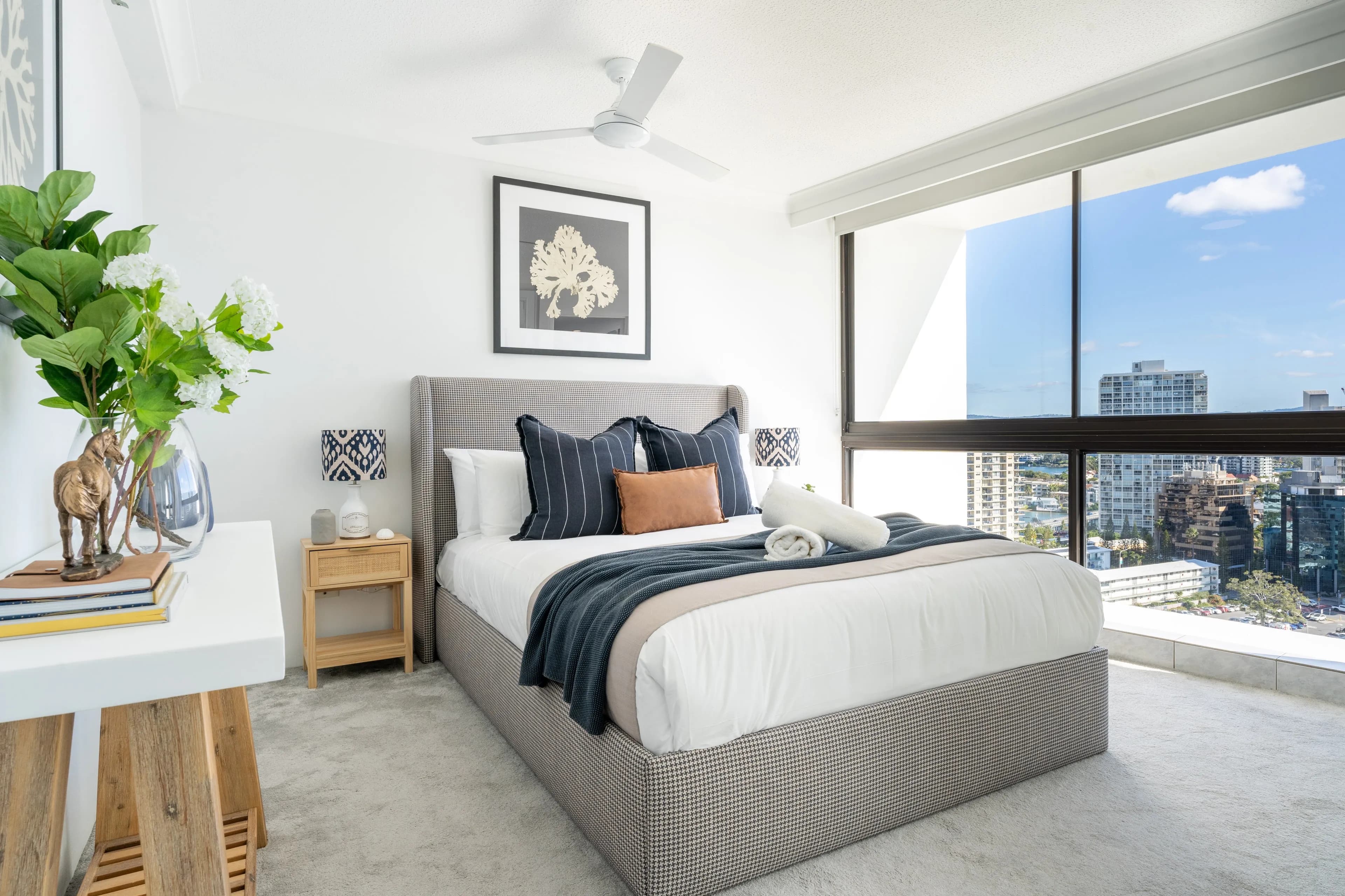 Opulent Beachfront Daydream! 2B Designer Apartment - Image 2