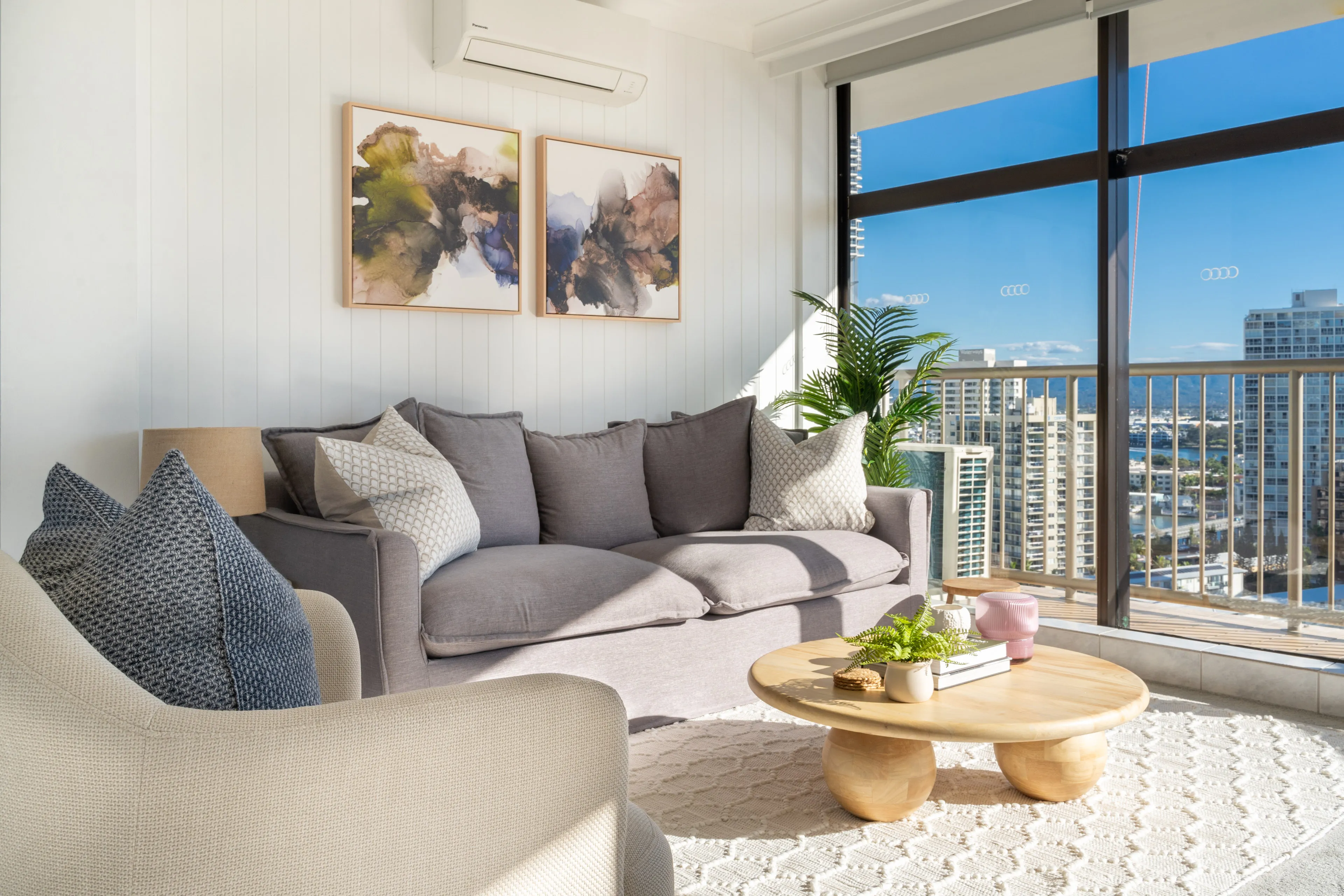 Opulent Beachfront Daydream! 2B Designer Apartment - Image 3