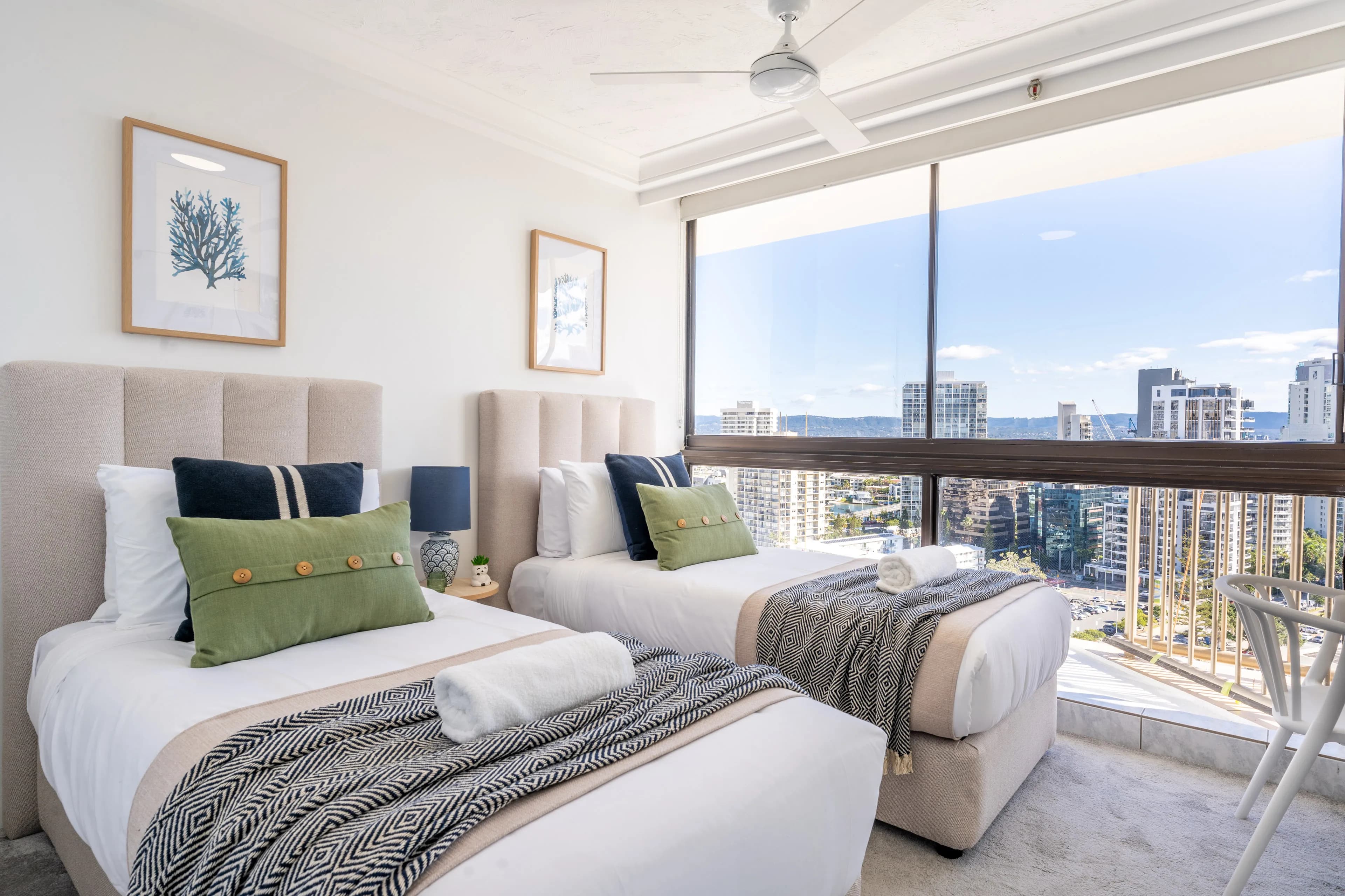 Opulent Beachfront Daydream! 2B Designer Apartment - Image 4