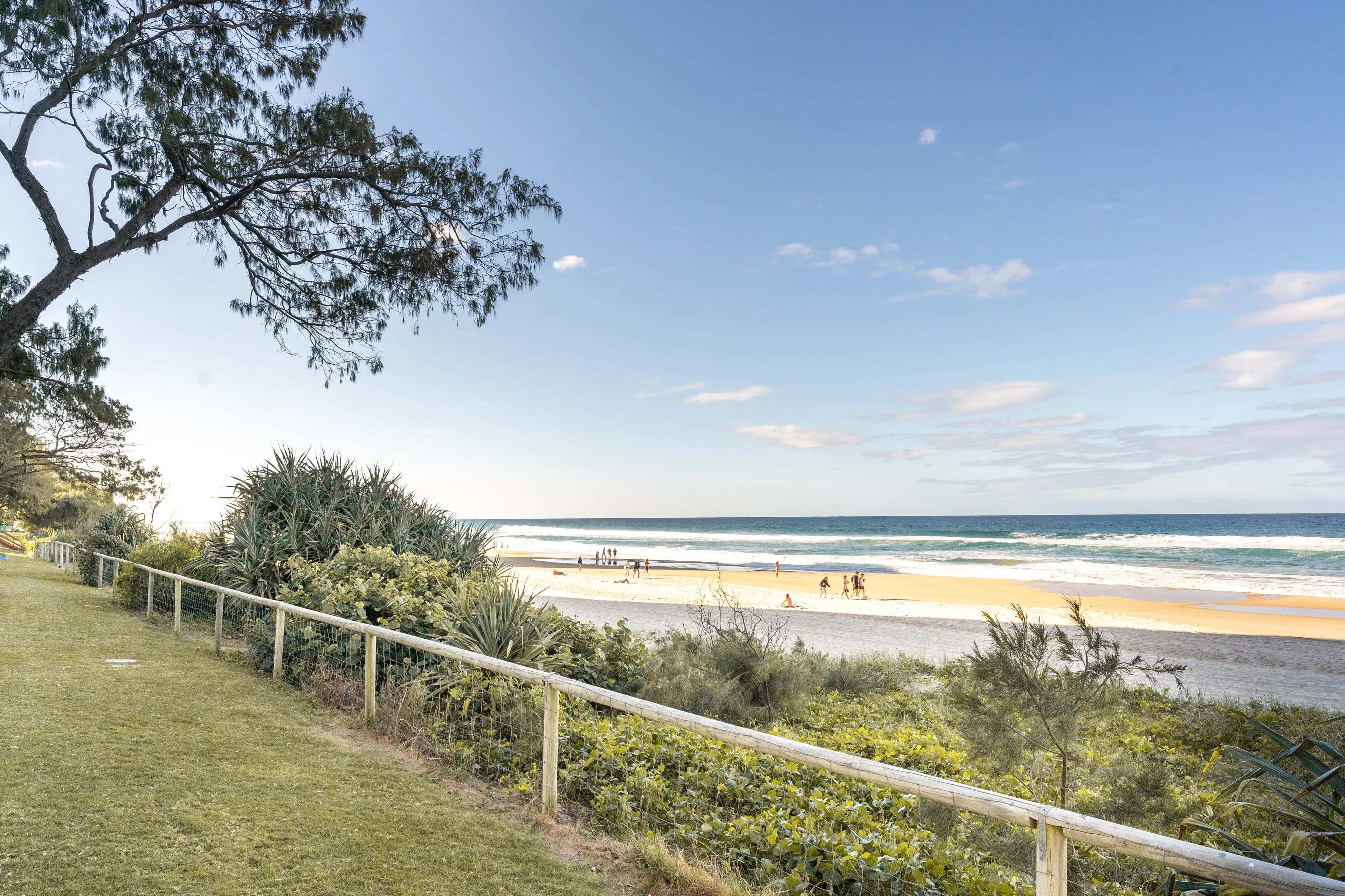 Opulent Beachfront Daydream! 2B Designer Apartment - Image 5