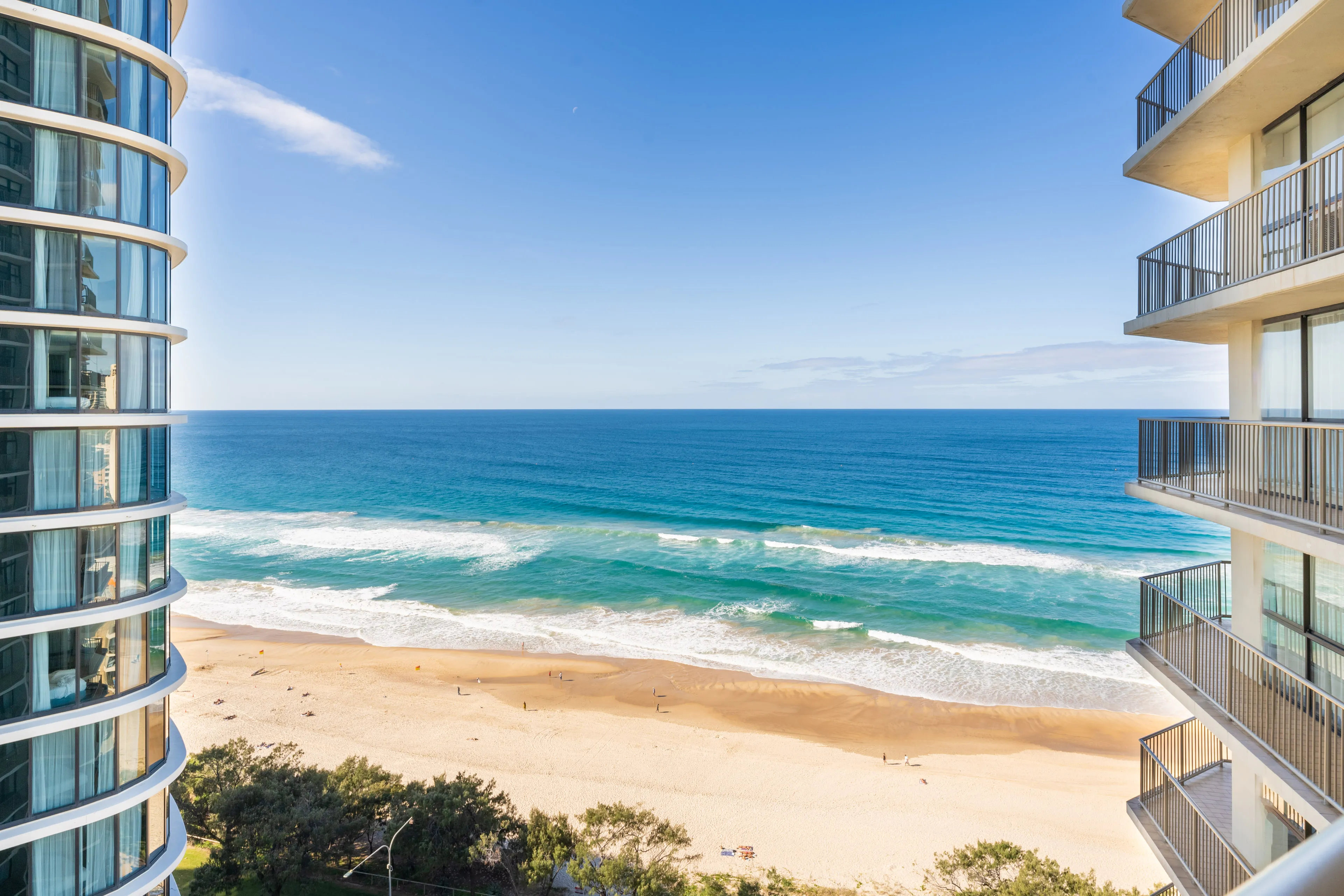 Opulent Beachfront Daydream! 2B Designer Apartment - Image 6