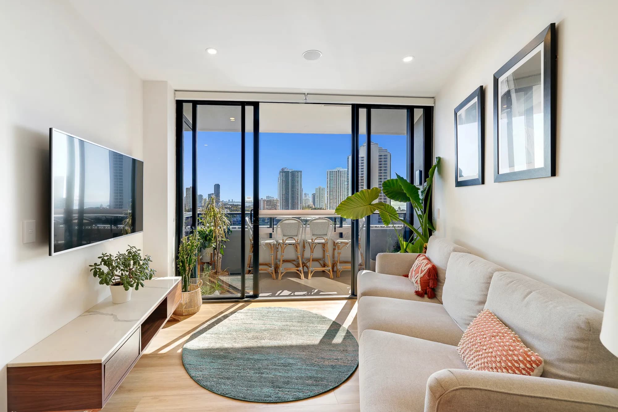 Sensational Views, Spacious Apt w/ Gym,Sauna&Pool - Image 2