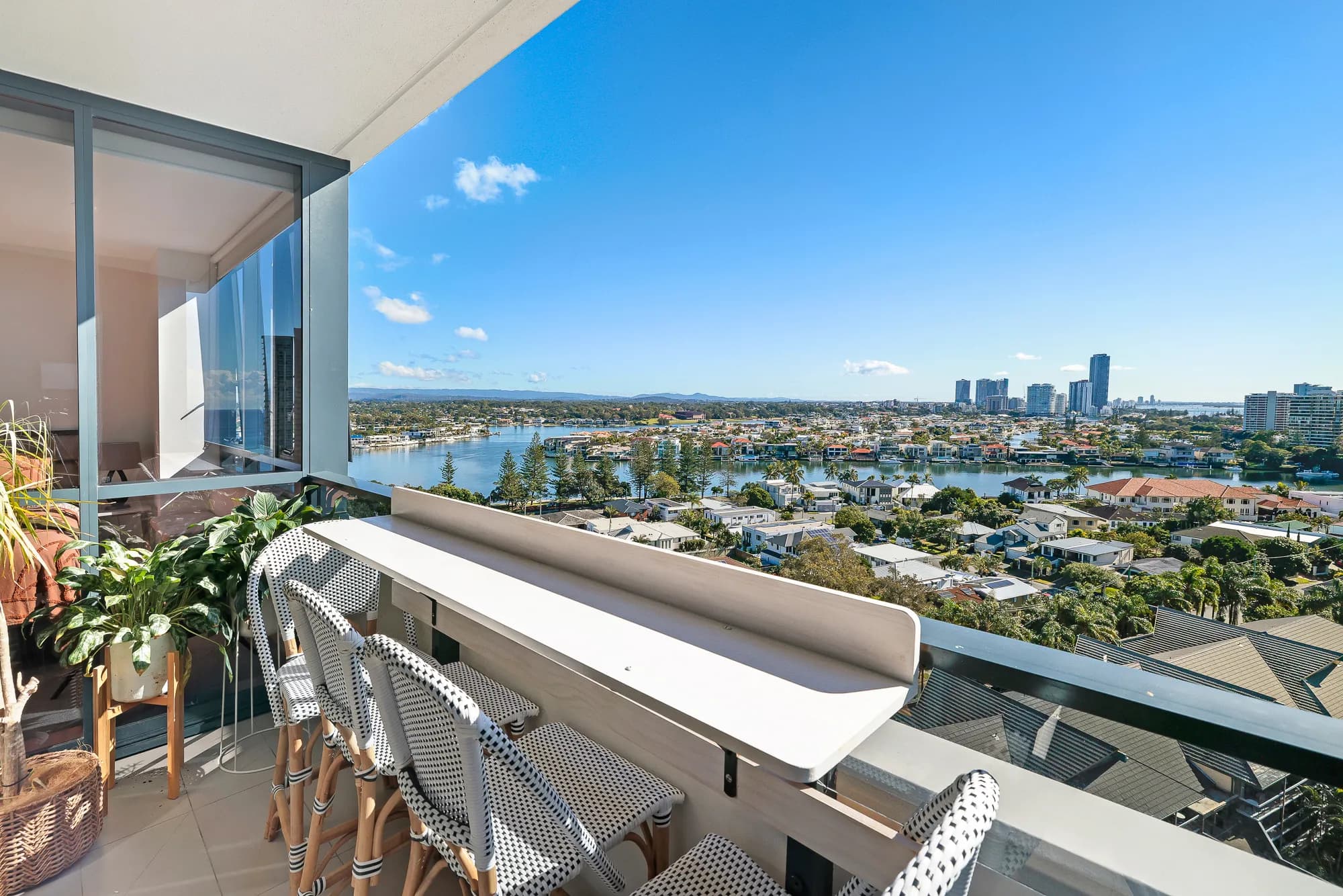 Sensational Views, Spacious Apt w/ Gym,Sauna&Pool - Image 4