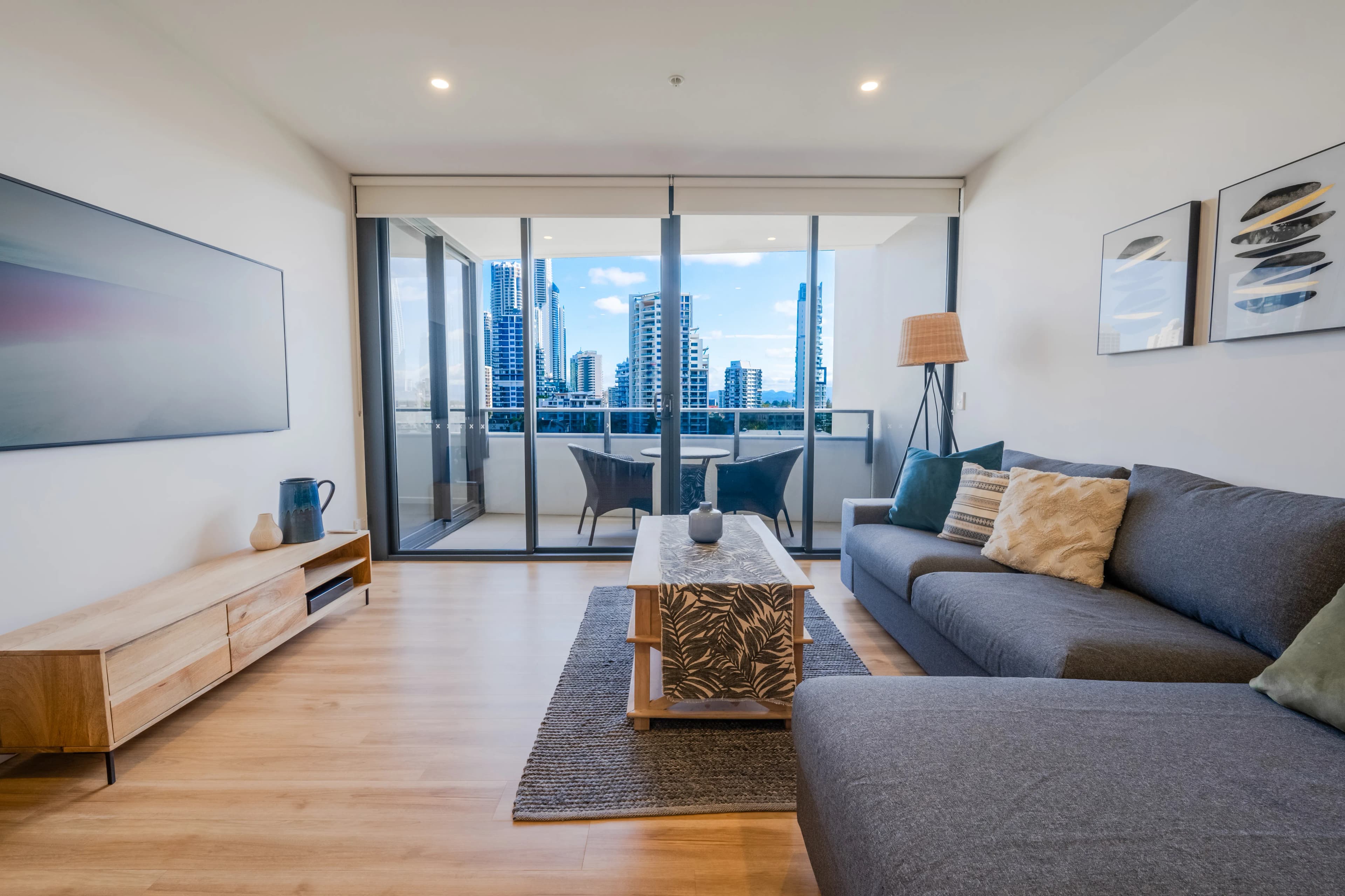 Stylish Apt with City Views+Gym, Pool, Sauna!