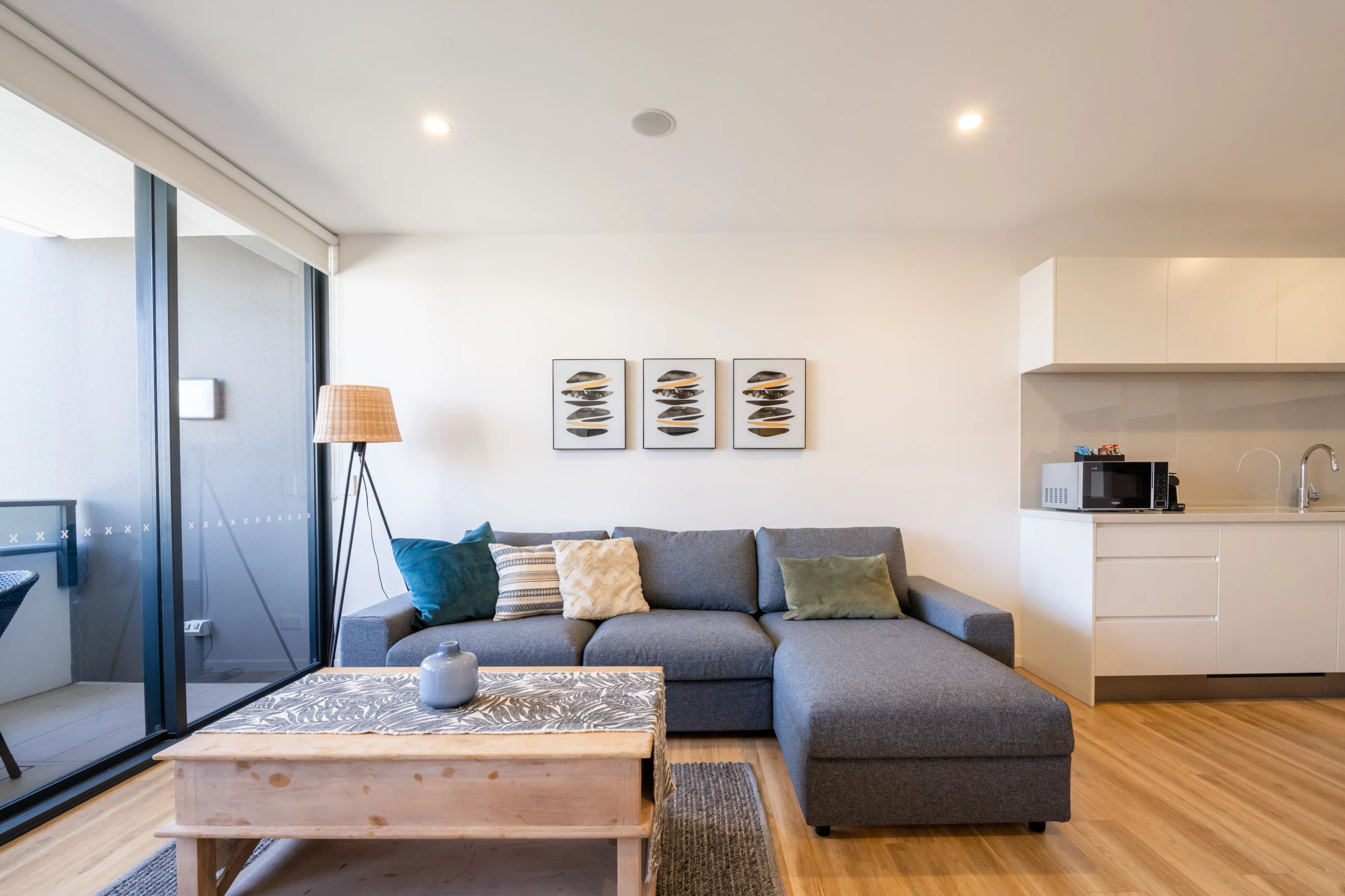 Stylish Apt with City Views+Gym, Pool, Sauna! - Image 3