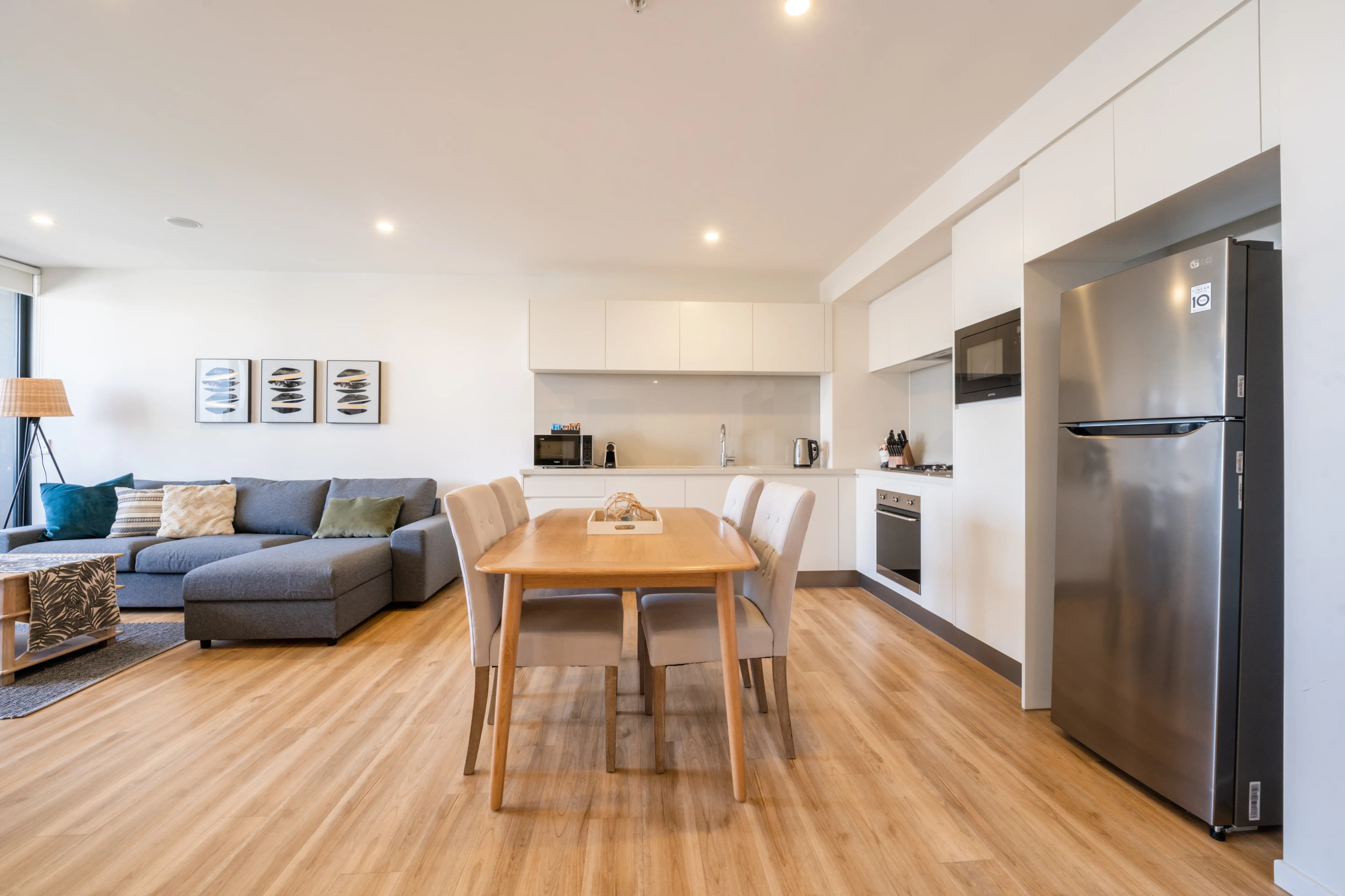 Stylish Apt with City Views+Gym, Pool, Sauna! - Image 4