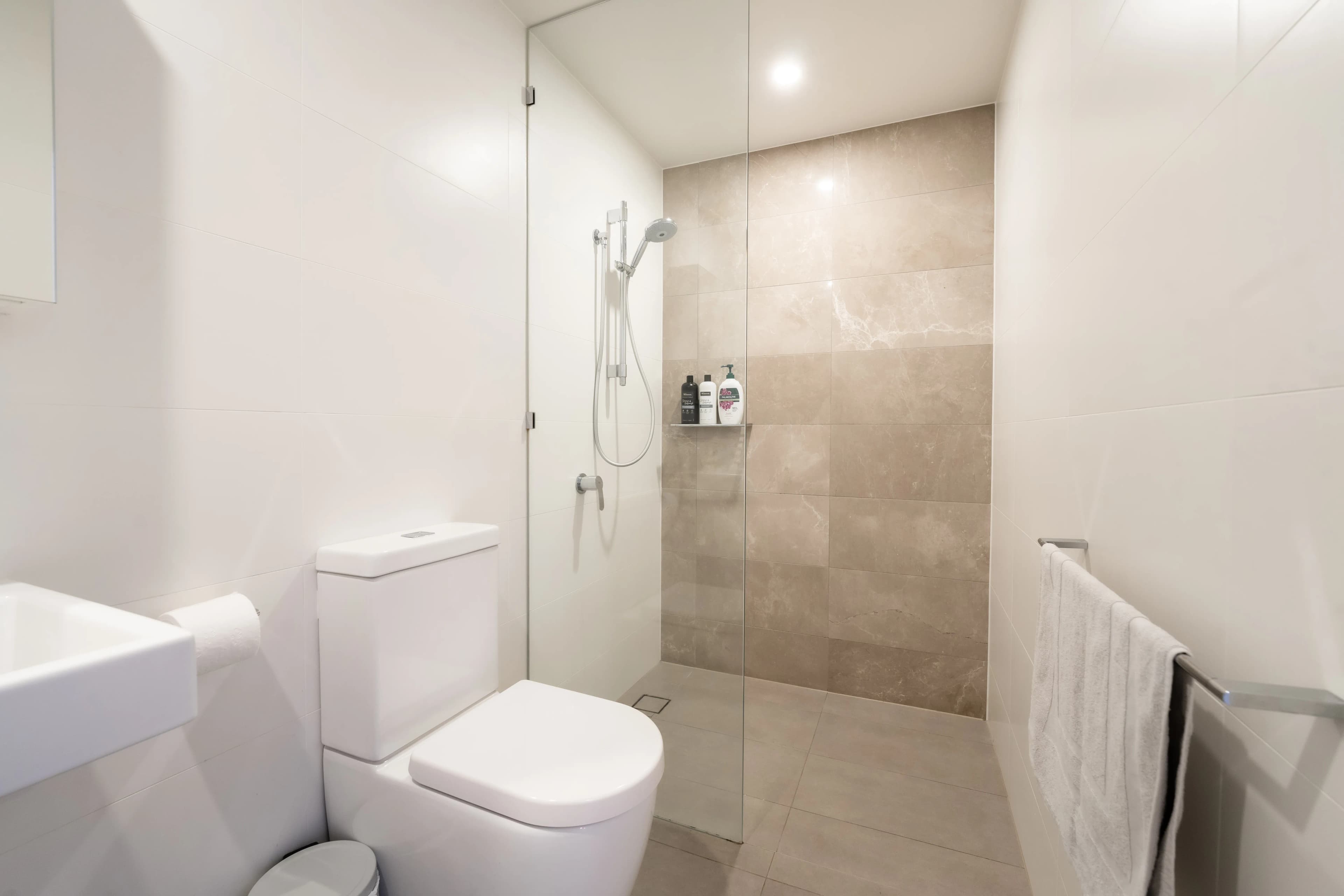 Stylish Apt with City Views+Gym, Pool, Sauna! - Image 5